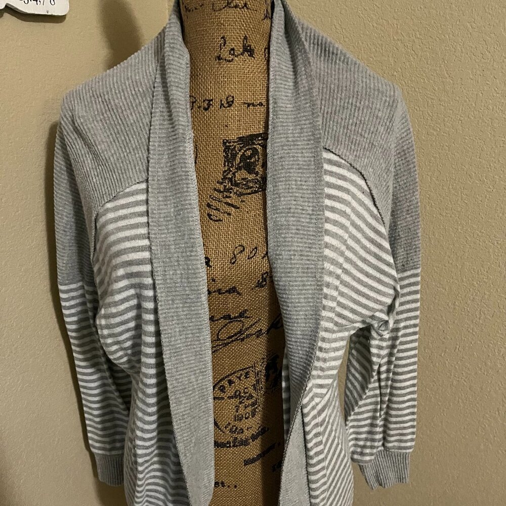 Daytrip Gray/white cardigan Size Small (fits like a large in my opinion)